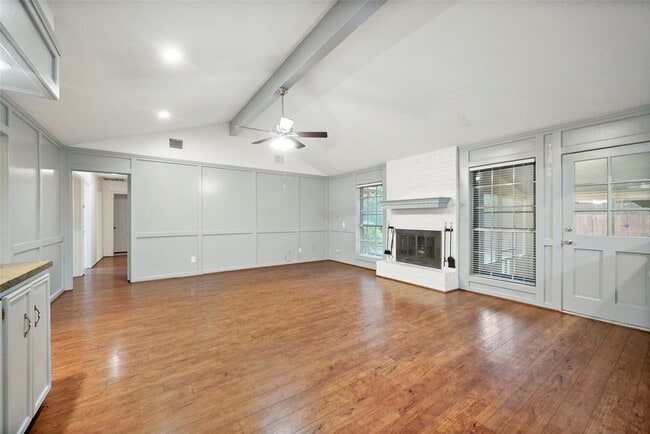 Building Photo - 523 S Rivershire Dr