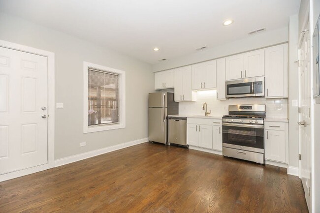 Foto del edificio - Renovated North Center 1 Bedroom Apartment...