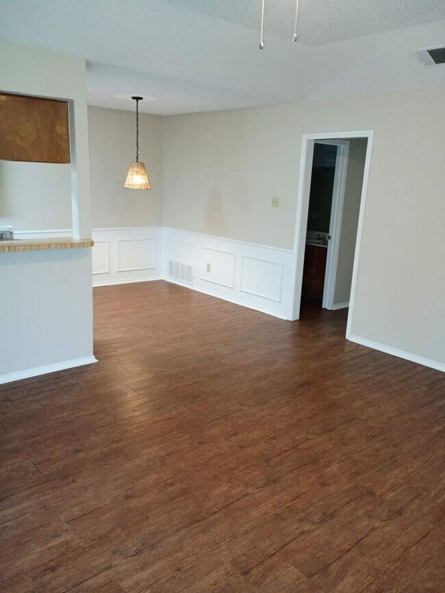 Foto del edificio - Well Maintained 2BR 2BA Duplex w/ Eat-In Kitchen • Fenced Yard in Heart of Burleson