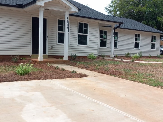Building Photo - 1215 Collins Dr