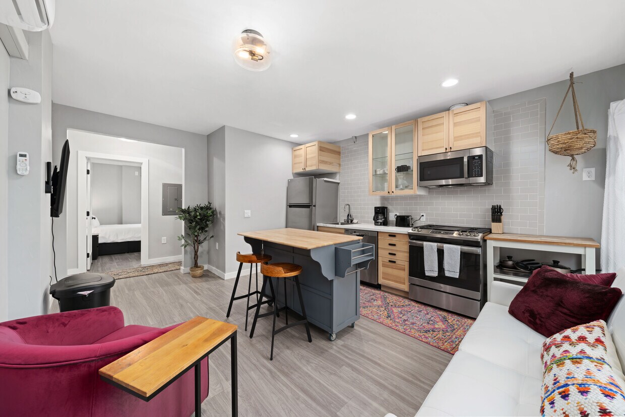Primary Photo - 2644 33rd St