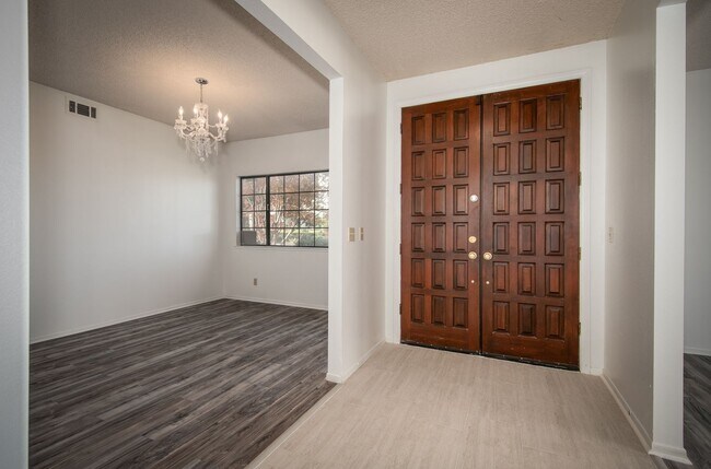 Foto del edificio - Spacious 4 Bedroom 3.5 Baths with Views!!