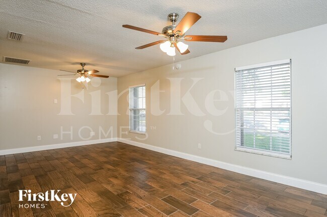 Foto del edificio - 585 Walden Ct