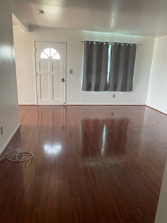 Building Photo - Three Bedroom Looking for a family