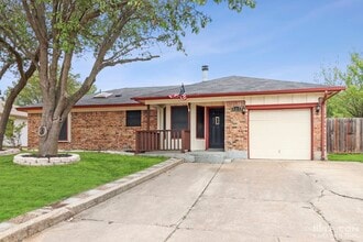 Building Photo - 820 Vaughn Dr
