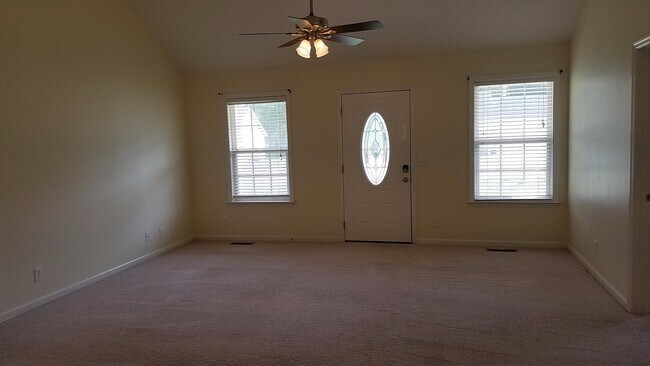 Foto del edificio - Charming Home with Covered Back Deck and Fenced in Yard...