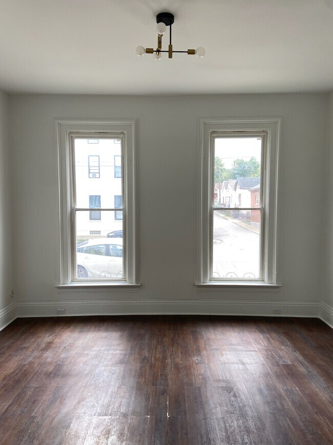 Foto del edificio - 217 W 10th St