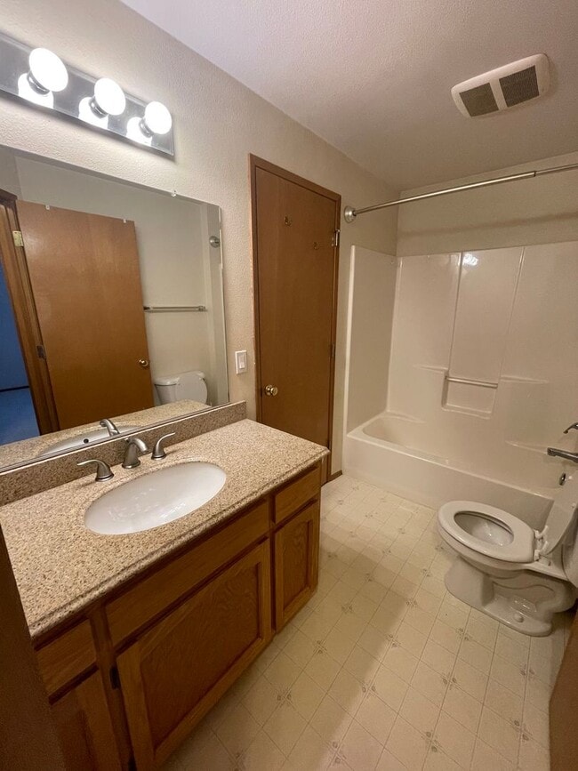Building Photo - Beautiful 3 Bedroom Home! Pets Negotiable!