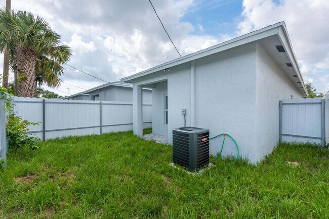 Building Photo - 2827 Saranac Ave