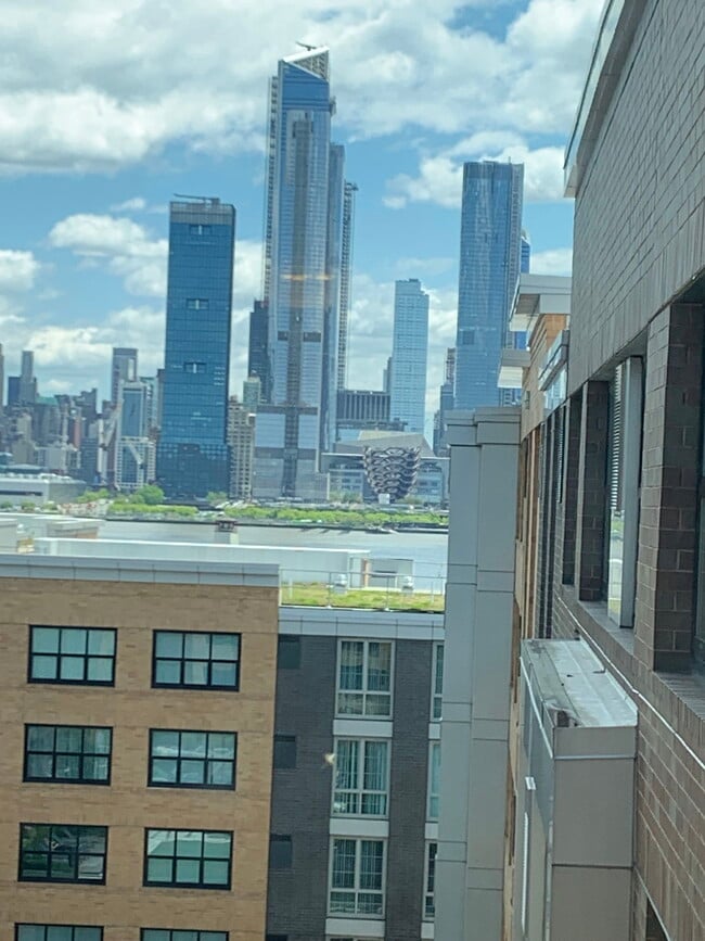 Avenue at Port Imperial, Weehawken, NJ 070... - Avenue at Port Imperial, Weehawken, NJ 070... Apartment