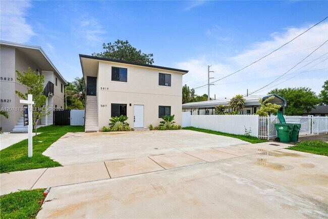 Foto del edificio - 5817 NW 30th Ave