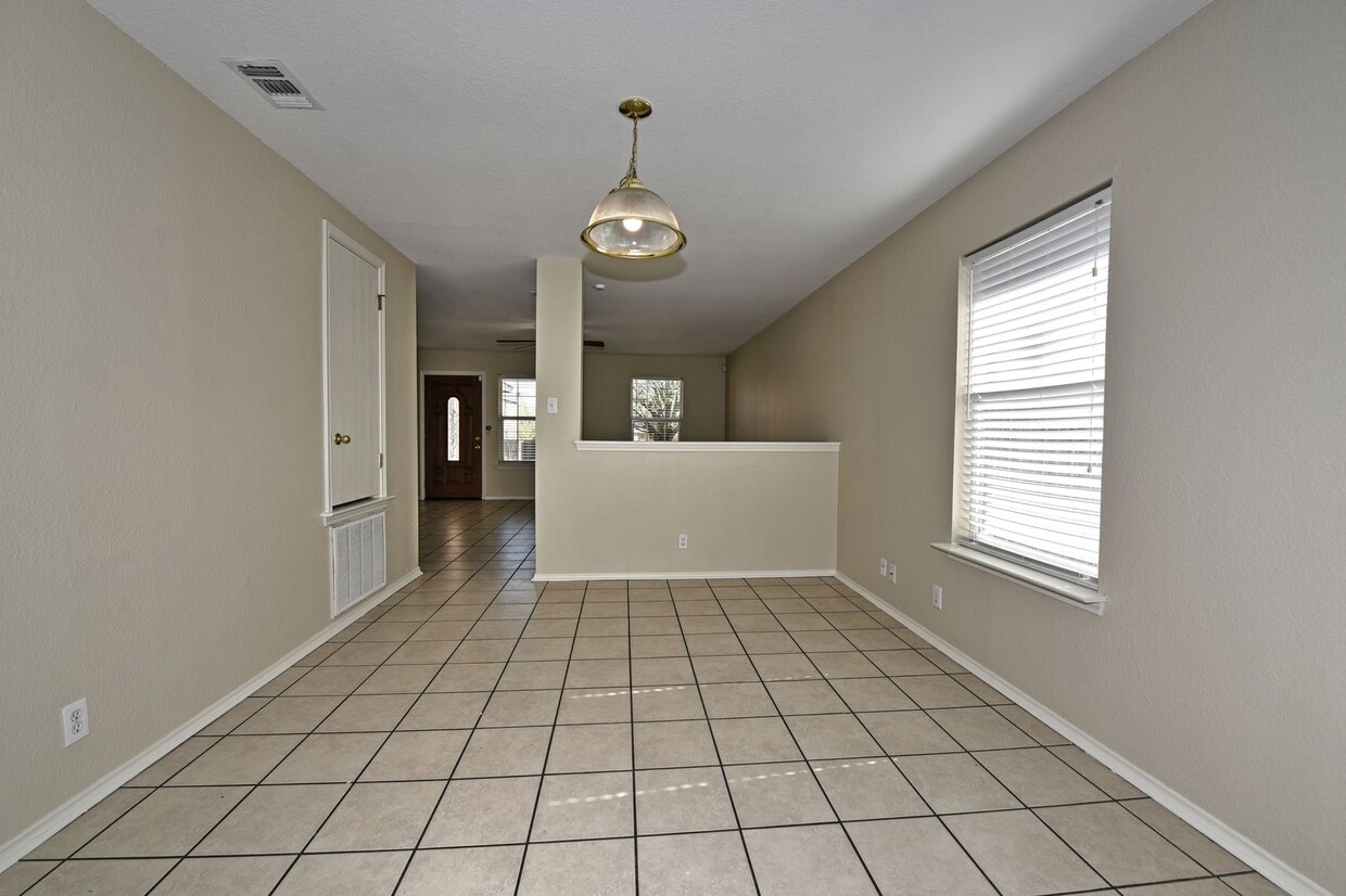 Foto principal - GREAT LOCATION: 1604 & SHAENFIELD | 3 BEDS...