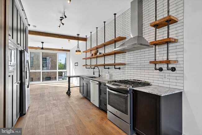 Foto del edificio - 774 Girard St NW