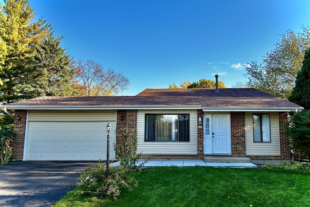 Primary Photo - 5S731 Meadow Lake Ct