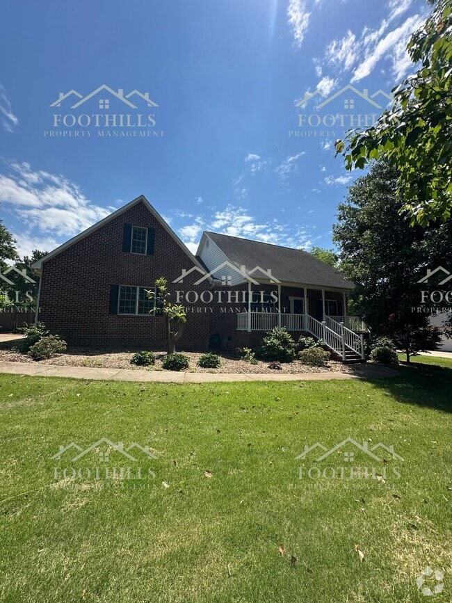 Building Photo - 102 Lyndhurst Dr