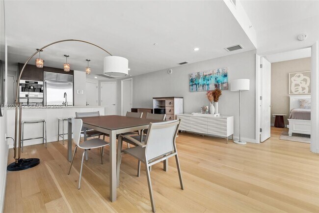 Building Photo - 17001 Collins Ave