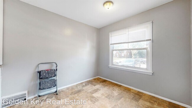 Building Photo - 3 br, 1 bath House - 15633 Eastwood St