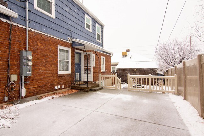 Building Photo - 1111 E 400 S