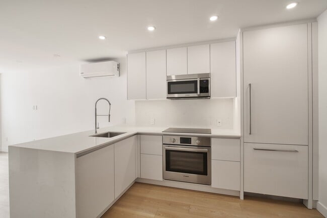 Building Photo - 10 Av. Rosemount