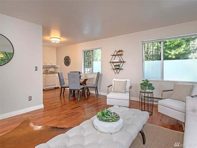 Building Photo - Beautiful Queen Anne Condo