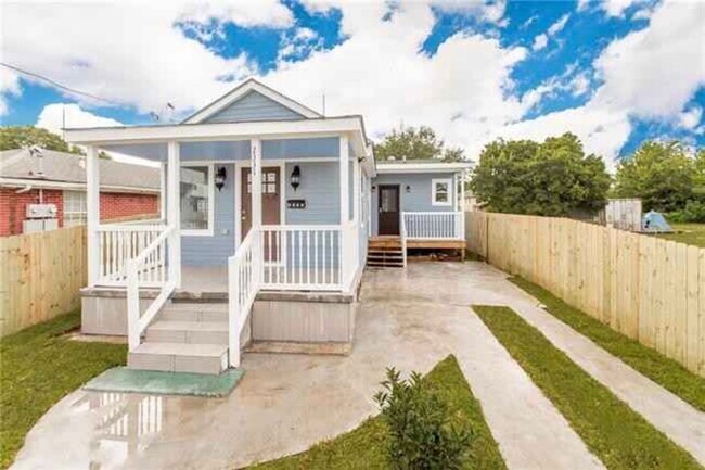 FRONT YARD - 2331 Feliciana St