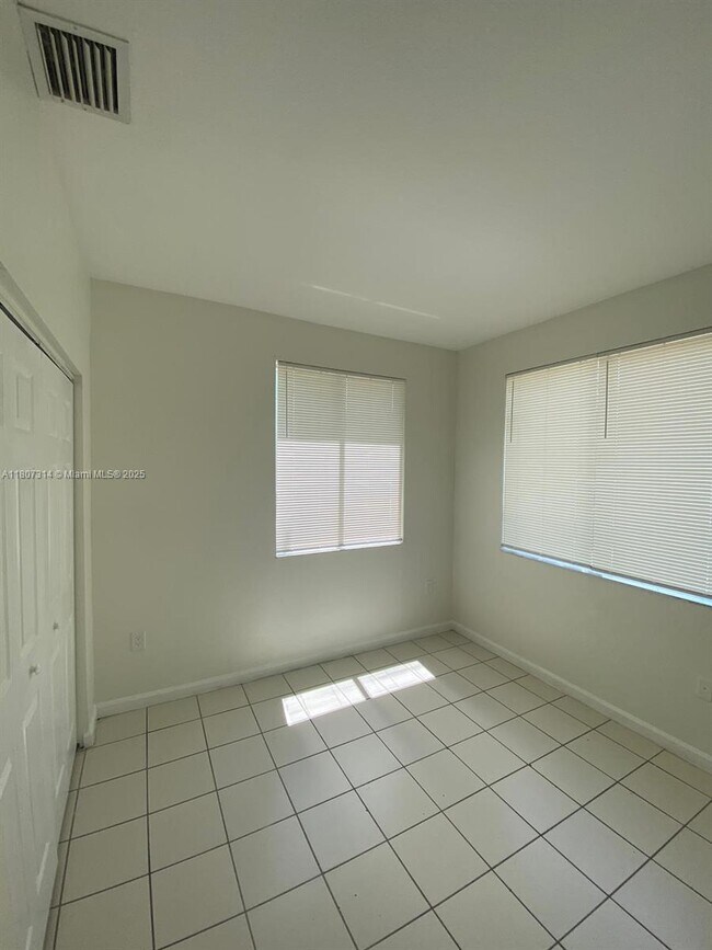 Building Photo - 1417 SE 24th Ct