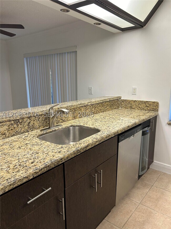 Foto del edificio - 3410 Foxcroft Rd