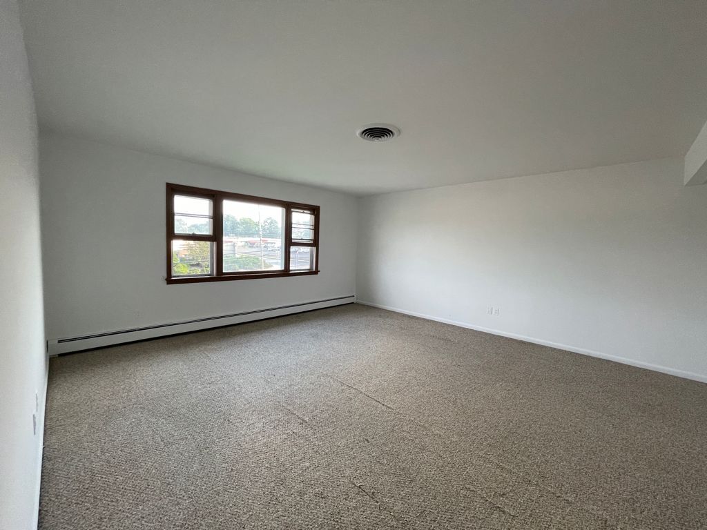 Primary Photo - 500 Piaget Ave