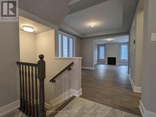 Building Photo - 1029 Showman St