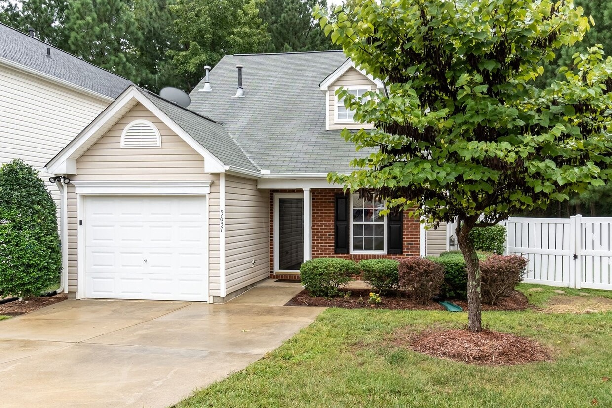 Foto principal - Charming 3 Bedroom Home for Rent with Fenc...