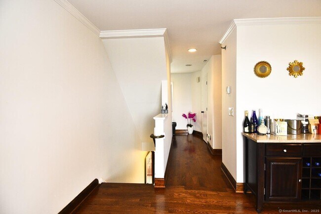 Foto del edificio - 178 Flax Hill Rd