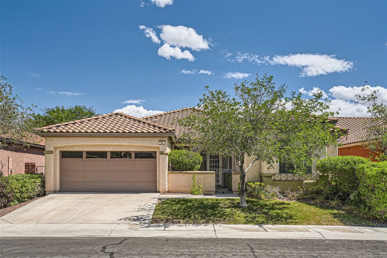 Foto principal - Stunning 4 Bedroom Home in SUMMERLIN!