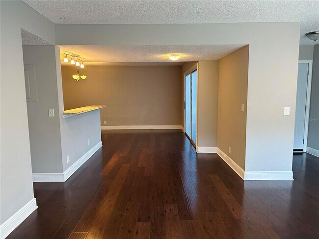 Building Photo - 1015 Longfellow Cir