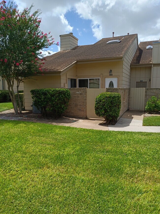 Una gran oportunidad le espera en esta casa adosada de 3 dormitorios y 1,5 baños, con un precio inferior al de viviendas similares. El aire acondicionado sopla frío. - 3232 Windchase Blvd