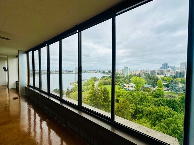 Foto del edificio - Luxury 12th Floor Corner 1bd/2bath w/Incredible Lake Merritt Views and a Home Office