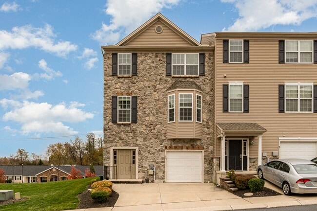 Building Photo - Welcome to this charming 3-bedroom, 2.5-ba...
