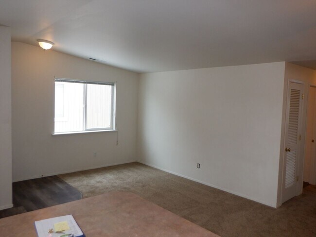 Foto del edificio - Single Level 2 Bed/2 Bath Unit with Garage...