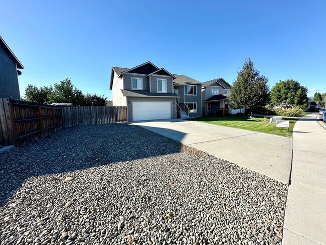 Foto del edificio - Large 5 Bedroom Home with bonus kitchenette!