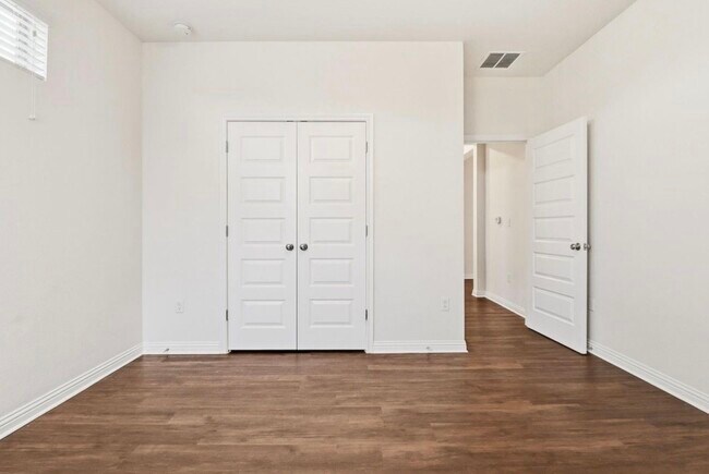 Foto del edificio - 5701 Gerard Dr