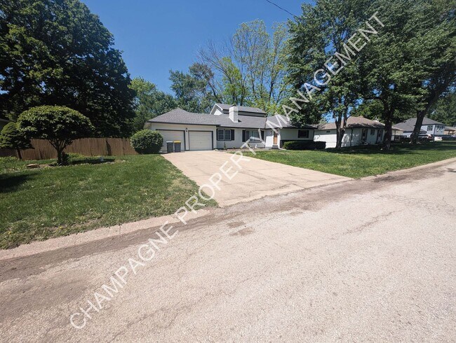 Building Photo - 4 Bedroom, 4 Bathroom Updated Home in Kansas City
