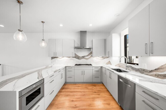 Foto del edificio - LUX 3BD, 5BA Modern Townhome at 9th & CO Near Congress Park