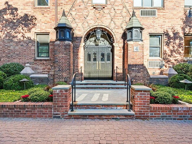 Foto del edificio - "Charming 1-Bedroom Retreat in Prime Greenwich Location – 895 Sq Ft of Cozy Elegance!"