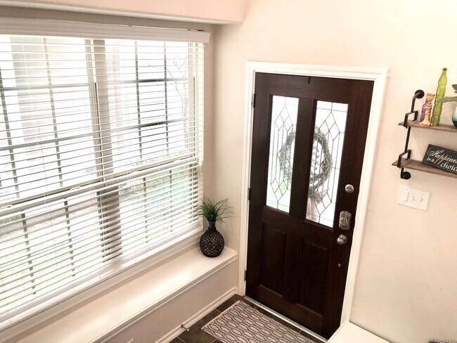 Hermoso vestíbulo de entrada con elegante puerta - 6407 Calgary Woods Ln