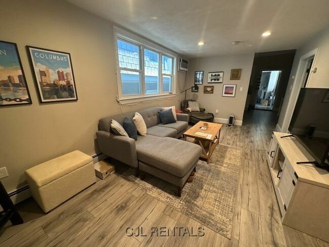 Building Photo - 63 Falcon St