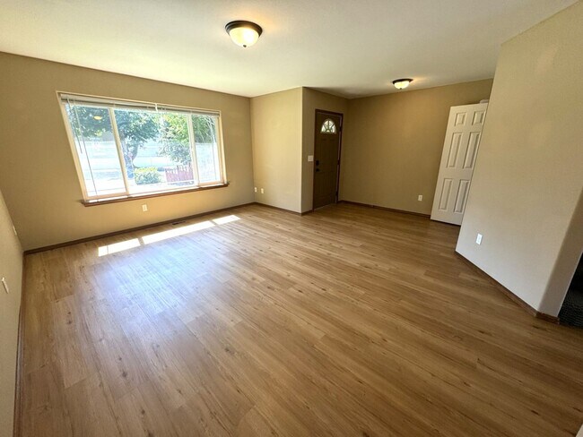 Building Photo - 715 E 7th Ave