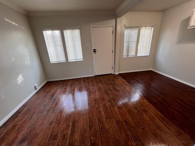 Building Photo - 707 W 70th St