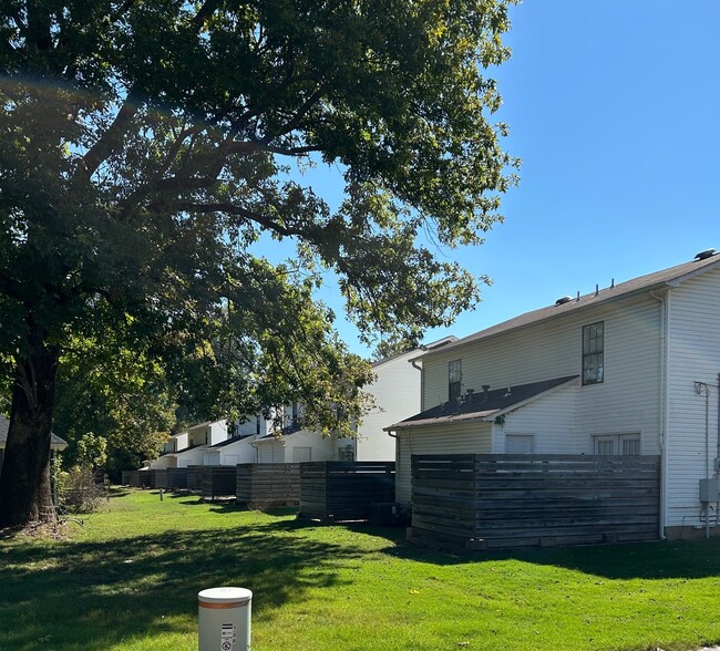 Building Photo - Main Street Villa