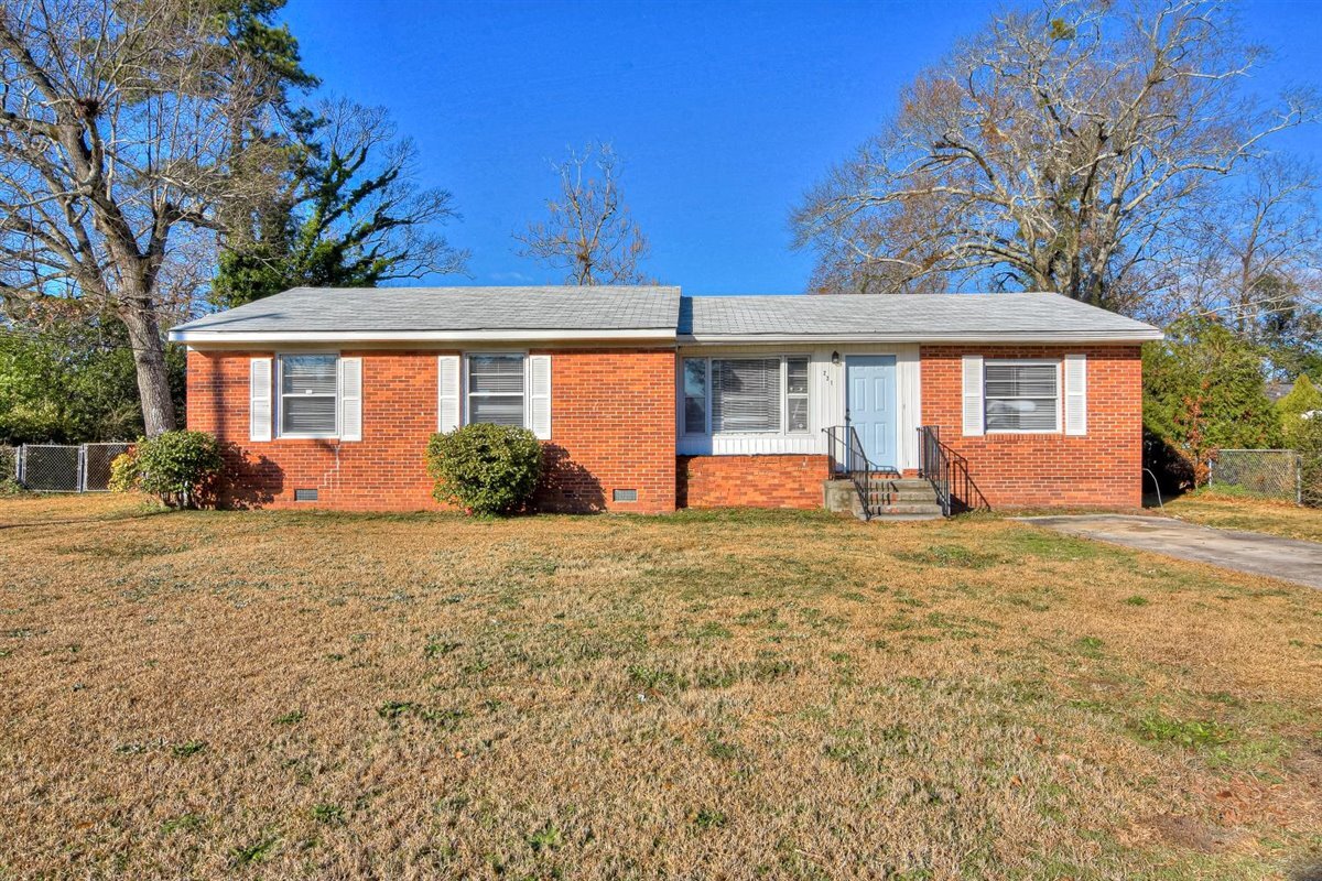 Foto principal - 221 Pinehurst Dr