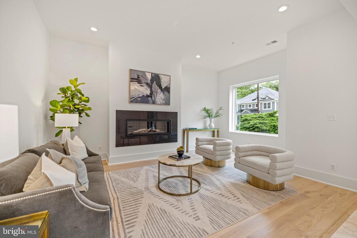 Foto principal - 8609 Woodbrook Ln