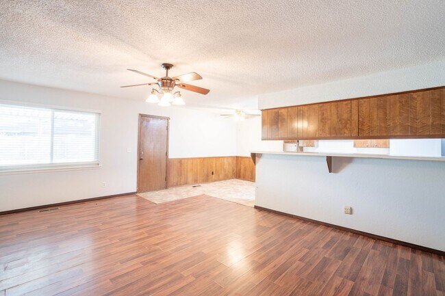 Foto del edificio - PRICE REDUCTION!! 3 bed/2 bath plus a priv...